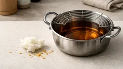 揚げ物後の油処理がラクに 吸油わたで廃油をすっきり片付けるコツ