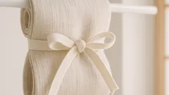 100均アイテムで窓の目隠しを自作する方法、突っ張り棒でロールスクリーン風に