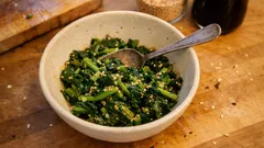 春の青菜を手軽に一品に。かき菜の胡麻和えは、からし少々でぐっとおいしい