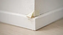 マスキングテープを巾木やすき間に貼りっぱなしは危険？ のり残りを防ぐ使い方