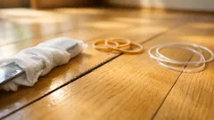 フローリングの溝汚れは定規で解決 家にあるものでできるすき間掃除のコツ