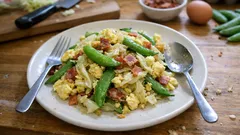 シャキッと野菜がおいしい、キャベツとスナップエンドウのベーコン卵炒め