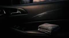 日焼け止め汚れの落とし方を解説 白い跡が車やバッグに残る原因と家でできる対処法