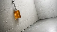 浴室の床置きをやめるだけで水アカとぬめり対策に 効く浮かせる収納のコツ