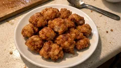 ささみをぎゅっと丸めて揚げるだけ。簡単なのに食べごたえのあるばくだんからあげ