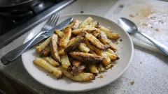 皮ごとおいしい新じゃがの揚げないフライドポテト、バターしょうゆで香ばしく