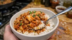 フライパンひとつで完成、旨辛がクセになる豚ひき肉キムチ丼