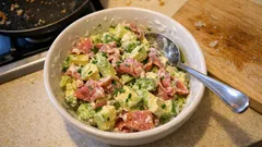 火を使わずすぐ作れる、アボカドと生ハムのまろやかサラダ