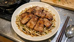 「ほりにし」で香ばしく焼く豚肉のもやし乗せ—フライパン1つで手早いキャンプ飯