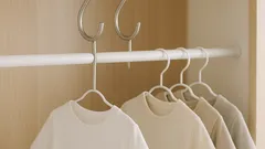 突っ張り棒とS字フックでクローゼットを2段化する子ども服収納の小技