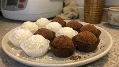 混ぜて丸めて冷やすだけ。リコッタ×ココナッツのひと口ボール(プレーン&ココア)