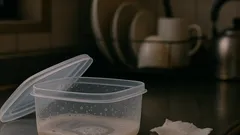 保存容器の油汚れが一瞬でラクに「シャカシャカ洗い」でスポンジいらずの洗い方