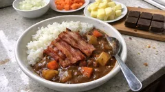 ベーコンの旨みでしっかりおいしい、定番野菜で作る節約カレー