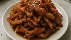 フライパンで油いらず:鶏皮のカリカリ甘辛揚げ焼き、たれをからめるだけ